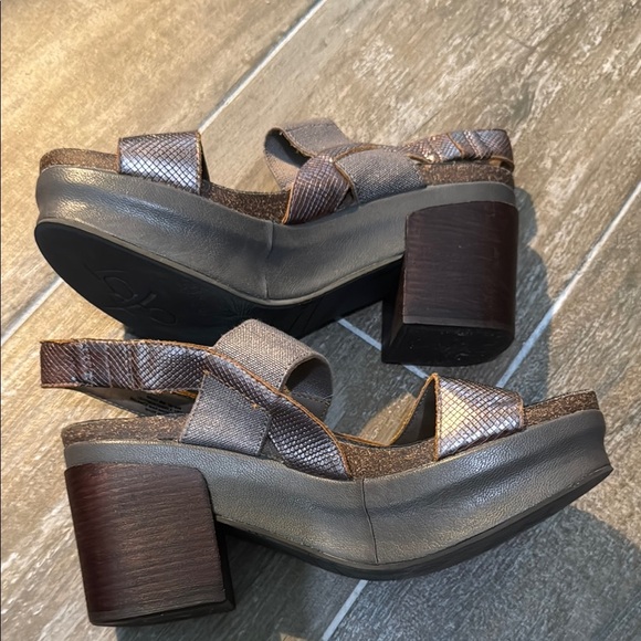 OTBT Gray Platform Shoes with Textured Strap and Chunky Heel - Picture 7 of 10
